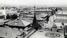 １９３０年頃の撮影とみられるオリエンタルホテルの屋上。尖塔に風見鶏が付いているのが分かる（神戸市文書館提供）