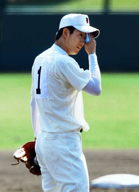 青いハンカチで汗をふく早稲田実業高校の斎藤佑樹投手＝２００６年１０月、高砂市野球場