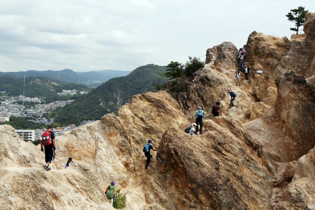 六甲全山縦走路の一部「馬の背」。狭い岩場の尾根が続く難所＝神戸市須磨区
