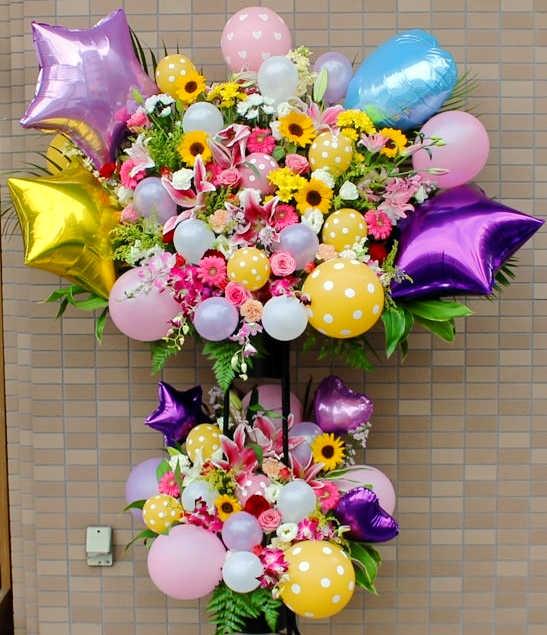 開店を祝うスタンド花。流行のバルーンも店側の了解があれば持ち帰っていいという（フラワーショップブロッサム神戸・三宮店提供）