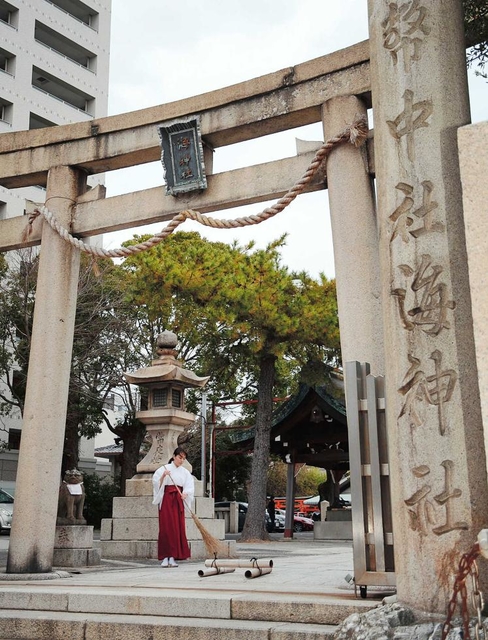 複雑な読みの変遷をたどってきた海神社。通称の「かいじんじゃ」が定着している＝神戸市垂水区宮本町