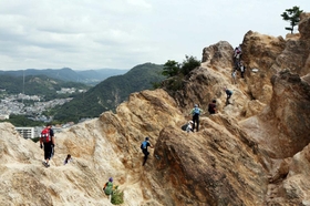 六甲全山縦走路の一部「馬の背」。狭い岩場の尾根が続く難所＝神戸市須磨区