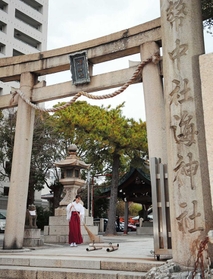 複雑な読みの変遷をたどってきた海神社。通称の「かいじんじゃ」が定着している＝神戸市垂水区宮本町