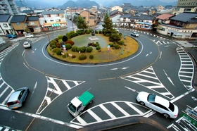 円形交差点　中央部は寿公園となっている円形交差点「寿ロータリー」＝豊岡市泉町（撮影・秋山亮太）