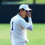 青いハンカチで汗をふく早稲田実業高校の斎藤佑樹投手＝２００６年１０月、高砂市野球場