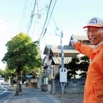 「おらんようになったわ」と笑うスクールガードの金井新太郎さん＝明石市大久保町高丘６