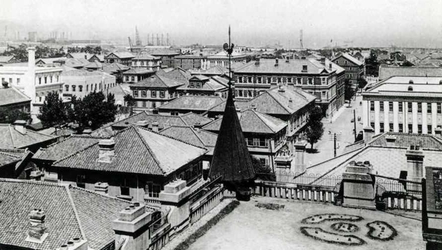 １９３０年頃の撮影とみられるオリエンタルホテルの屋上。尖塔に風見鶏が付いているのが分かる（神戸市文書館提供）