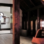 風見鶏の館の屋根裏。薄暗い一角に用途不明の“謎”の小部屋がある＝神戸市中央区北野町３（撮影・大山伸一郎）