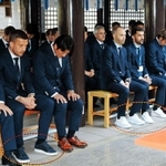 必勝を祈願するヴィッセル神戸の選手ら。ビジャ選手（前列右から３人目）、イニエスタ選手（同４人目）、ポドルスキ選手（同６人目）はスーツにスニーカー姿だった＝２月１８日、神戸市兵庫区、和田神社