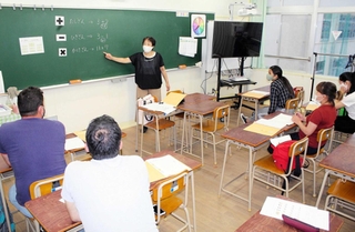教室をくまなく歩き、丁寧に生徒を引っ張る池上多美子先生＝神戸市須磨区大黒町５、市立丸山中学校西野分校