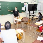 教室をくまなく歩き、丁寧に生徒を引っ張る池上多美子先生＝神戸市須磨区大黒町５、市立丸山中学校西野分校