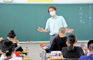 マスク越しでも表情豊かに児童に語り掛ける佐藤隆史先生＝尼崎市食満１