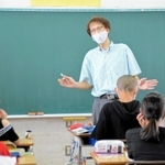 マスク越しでも表情豊かに児童に語り掛ける佐藤隆史先生＝尼崎市食満１