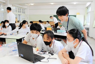 プログラミングの助言をする長岡有紀先生＝神戸市中央区熊内町３、雲中小学校