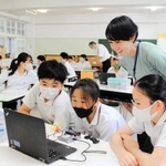 プログラミングの助言をする長岡有紀先生＝神戸市中央区熊内町３、雲中小学校