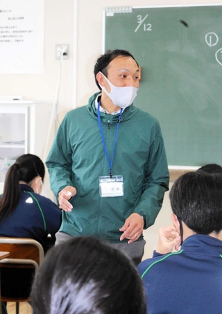 教室をくまなく歩いて目を配る古谷俊樹先生＝伊丹市南野北２、笹原中学校