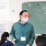 教室をくまなく歩いて目を配る古谷俊樹先生＝伊丹市南野北２、笹原中学校