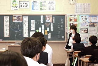 テンポ良く質問を投げ掛け、生徒とともに理解を深める松田裕美先生＝姫路市延末、山陽中学校