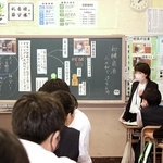テンポ良く質問を投げ掛け、生徒とともに理解を深める松田裕美先生＝姫路市延末、山陽中学校