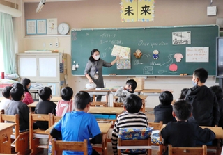 足立さんの話を熱心に聞く児童＝丹波市氷上町、北小学校
