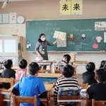足立さんの話を熱心に聞く児童＝丹波市氷上町、北小学校