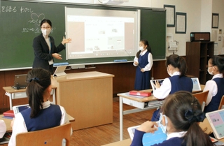 スクリーンには先生のタブレットの画面。児童の手元にも端末が１台ずつ。ＩＣＴを活用して授業が進む＝宝塚市塔の町、小林聖心女子学院小学校