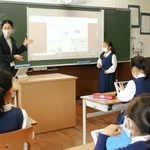 スクリーンには先生のタブレットの画面。児童の手元にも端末が１台ずつ。ＩＣＴを活用して授業が進む＝宝塚市塔の町、小林聖心女子学院小学校