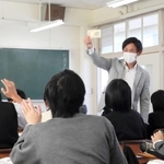 「眠たくならずに、どんどんチャレンジする授業を目指す」と話す清須賢先生＝神戸市須磨区友が丘９、県立北須磨高校