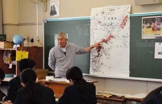 地図を示し、時事ワードの「沖縄県民投票」を解説する山口茂先生＝神戸市西区糀台１