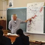 地図を示し、時事ワードの「沖縄県民投票」を解説する山口茂先生＝神戸市西区糀台１