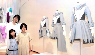 親子そろってＰｅｒｆｕｍｅが大好きな関礼子さん（奥（おく））、朝香さん（前列右）、琴音さん。本物の衣装を見て、さまざまな工夫やこだわりも知りました＝神戸市中央区脇浜海岸通（わきはまかいがんどおり）１