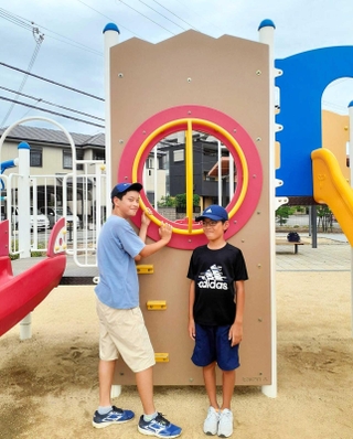 遊具の前でポーズを取る小濱行生さん（左）と油谷陸さん＝加古川市加古川町篠原町