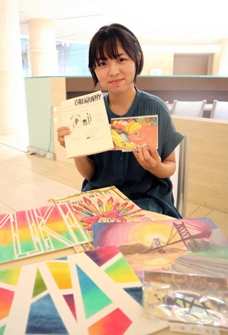 レタリングやパステル画など、自分の作品を手にする戸石有紀さん＝神戸市東灘区向洋町中２