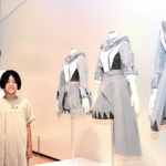 親子そろってＰｅｒｆｕｍｅが大好きな関礼子さん（奥（おく））、朝香さん（前列右）、琴音さん。本物の衣装を見て、さまざまな工夫やこだわりも知りました＝神戸市中央区脇浜海岸通（わきはまかいがんどおり）１