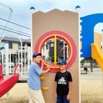 遊具の前でポーズを取る小濱行生さん（左）と油谷陸さん＝加古川市加古川町篠原町