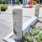 篠原甲峠公園の北西の入り口にある「甲峠橋の親柱」＝加古川市加古川町篠原町