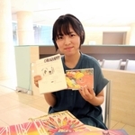 レタリングやパステル画など、自分の作品を手にする戸石有紀さん＝神戸市東灘区向洋町中２