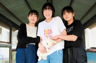 「ハク、カメラ見て！」と声をかけながら笑顔を見せてくれた（左から）宮脇結愛さん、阿那友心さん、柏木蒼依さん＝明石市西明石南町１