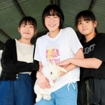 「ハク、カメラ見て！」と声をかけながら笑顔を見せてくれた（左から）宮脇結愛さん、阿那友心さん、柏木蒼依さん＝明石市西明石南町１
