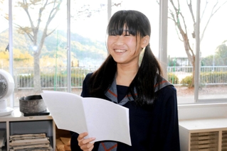 「大会では全く緊張しなかった」とほほ笑む金家渚さん＝兵庫県太子町太田、町立太子東中学校