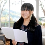 「大会では全く緊張しなかった」とほほ笑む金家渚さん＝兵庫県太子町太田、町立太子東中学校