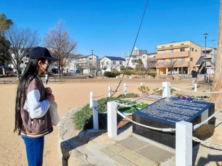 地域で多くの人が亡くなったことを忘れないように建てられたモニュメント＝神戸市須磨区千歳町２、千歳公園