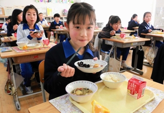 地域で作られた野菜がたっぷり使われた給食。「全部おいしい」と食べる柴田紗弥さん＝宍粟市一宮町東市場