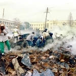 阪神・淡路大震災で倒壊、焼失した住宅の跡で行方不明者を捜す人たち＝１９９５年１月１９日、神戸市須磨区千歳町２