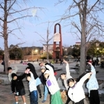 地元住民をはじめ、大勢が毎朝集まる名谷公園のラジオ体操。大西凜さん（前列右から２人目）、縁さん（前列右）の姉妹も大きな動きを見せる＝神戸市須磨区西落合７、名谷公園