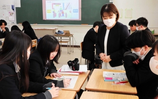 実習と座学で成長を見守る尾花理沙教諭。「どんどん頼もしくなり、涙が出そうな時もあります」＝尼崎市武庫之荘８、兵庫県立武庫荘総合高校