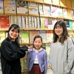 多言語の情報誌が並ぶフロア。容さん（左）、鶴井稟子さん（中）、ジャンタワートさん＝いずれも神戸市長田区腕塚町５、ＫＩＣＣ