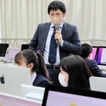はりのある、よく通る声の林宏樹先生。教室の集中力が高まっていく＝雲雀丘学園高校