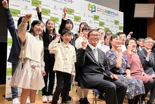 専門家と一緒に記念写真に収まるこども記者たち。鶴井稟子さん（２列目左端）も笑顔を見せた＝東京都江東区