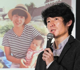 震災で亡くなった母と弟の写真を紹介しながら、当時について子どもたちに語る長谷川元気さん＝神戸新聞社（撮影・笠原次郎）